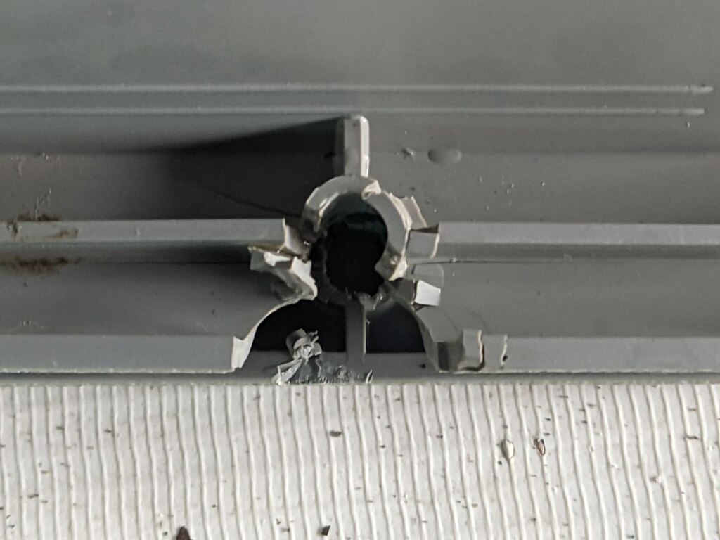 рамка вентиляционного люка кабины б/у \ облом крепления - 3